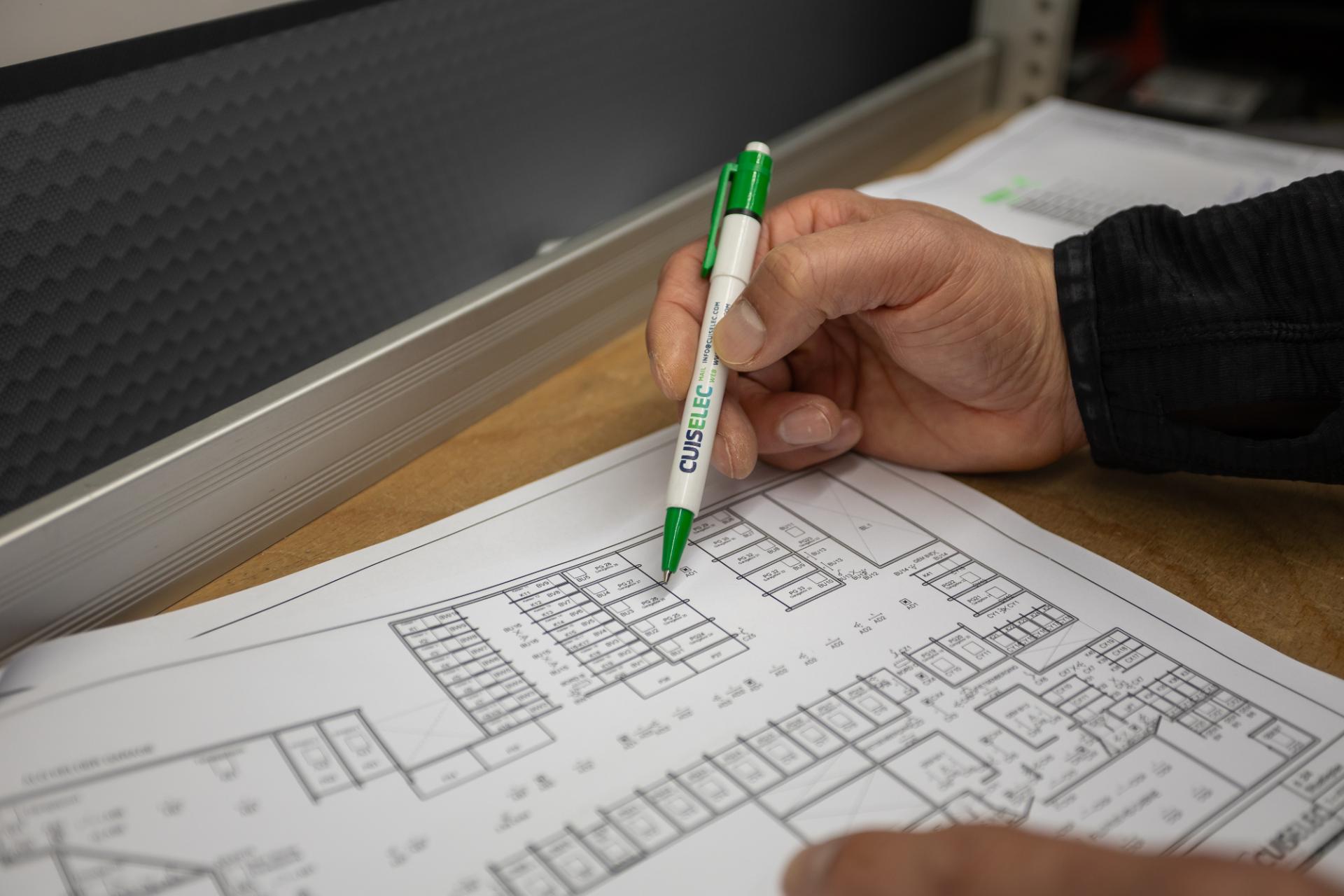 Detail van elektrisch plan met aanwijzing door elektricien