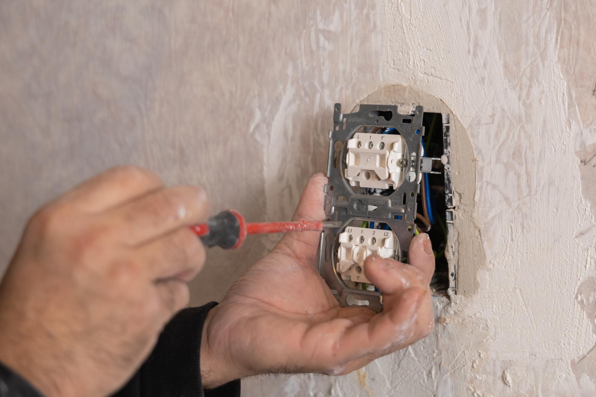 Elektricien van Cuiselec plaatst de bediening van de domotica in een woning