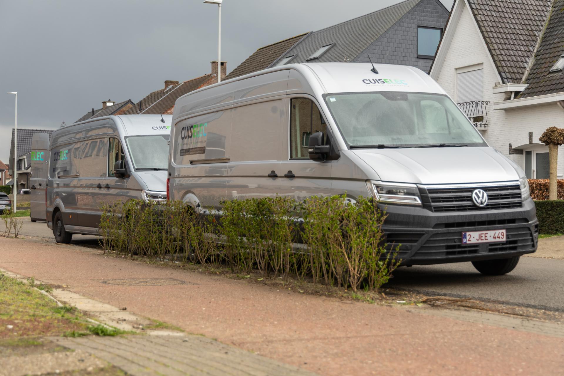 Overzicht van Cuiselec servicewagens in straatomgeving