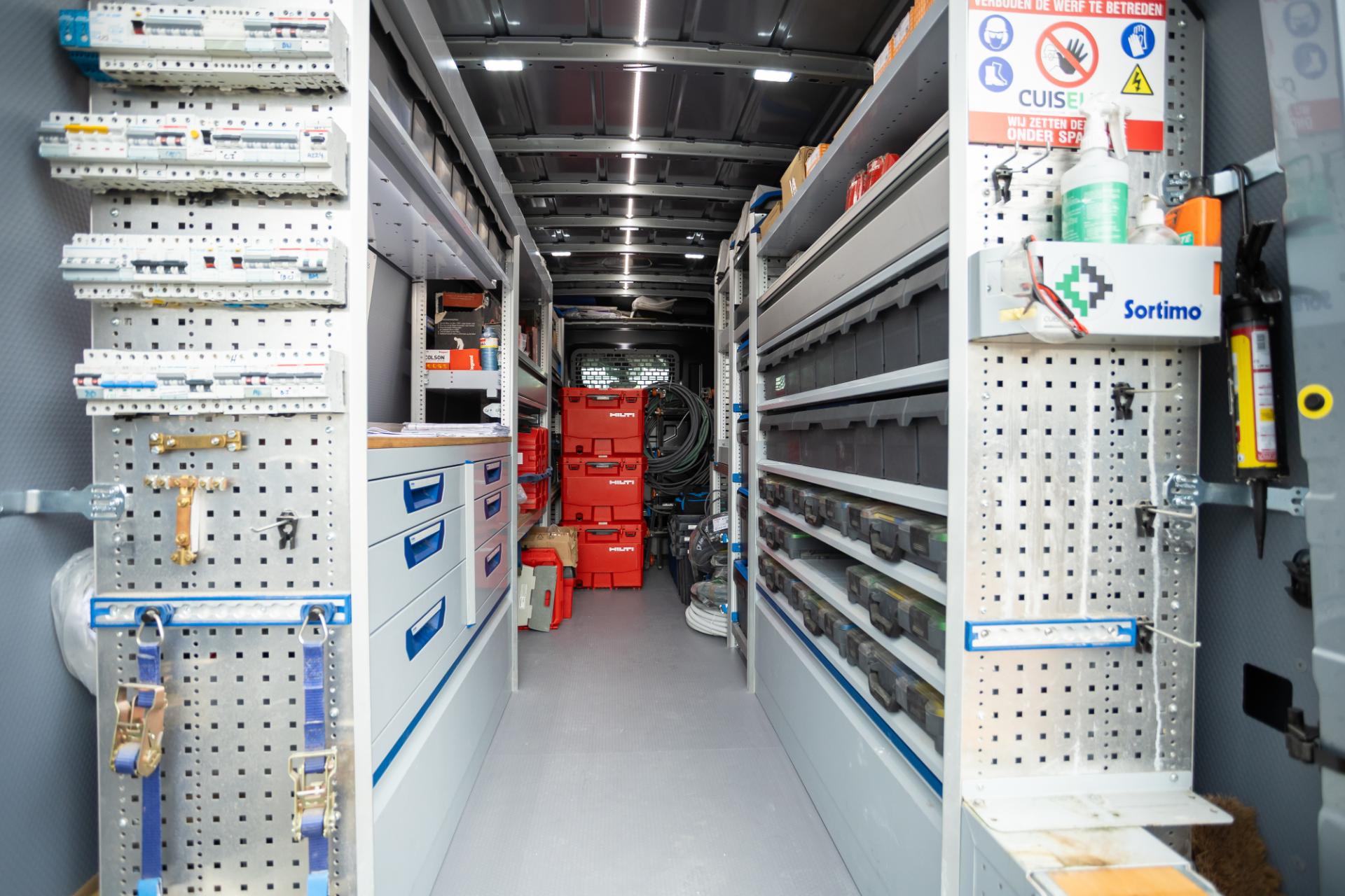 Volledig ingerichte servicewagen met materiaal en gereedschap