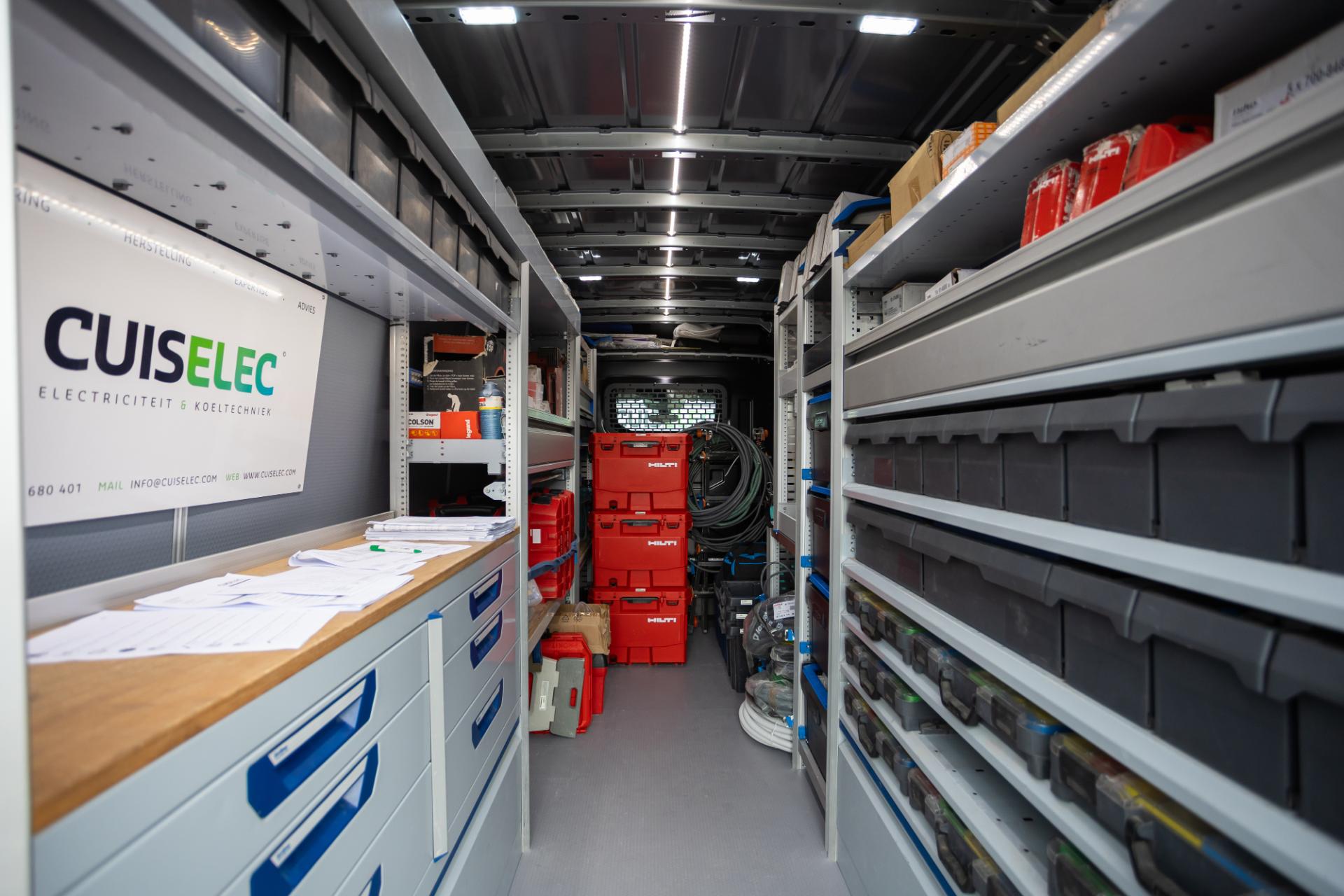 Ingerichte servicewagen met materiaal voor elektriciteitswerken