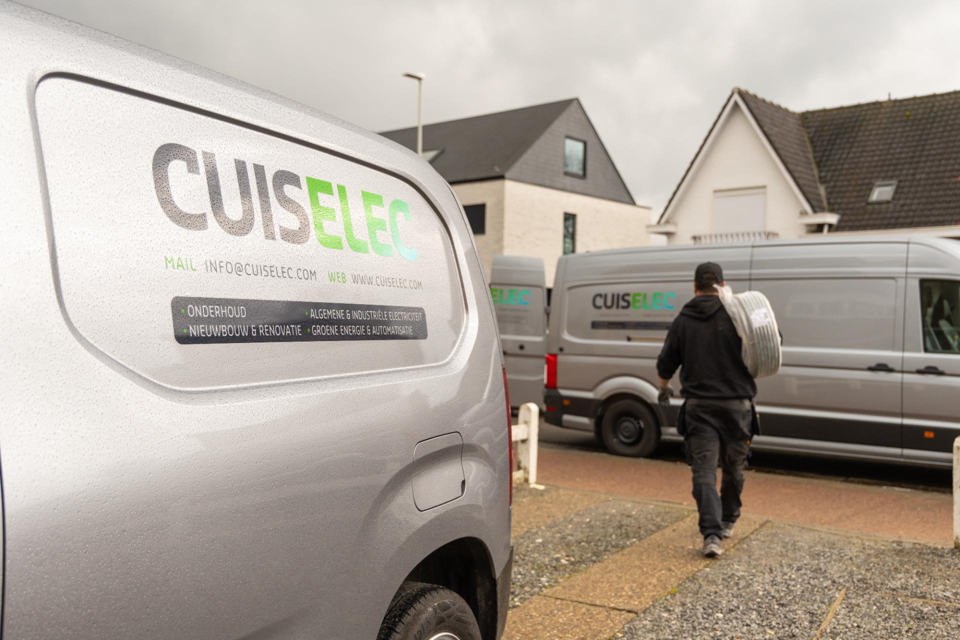 Meerdere servicewagens van elektricien geparkeerd in straat