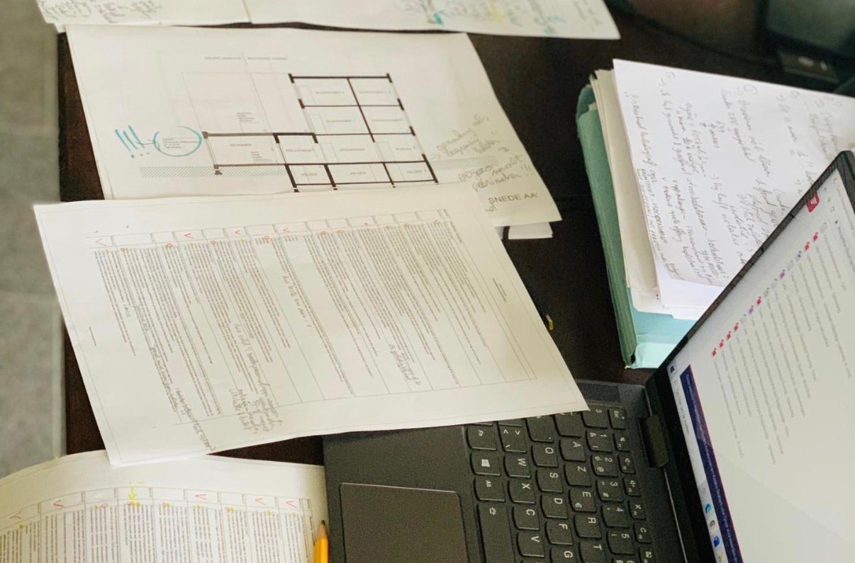 Plannen en elektrische schema’s op tafel bij het opmaken van een elektrisch schema door Cuiselec