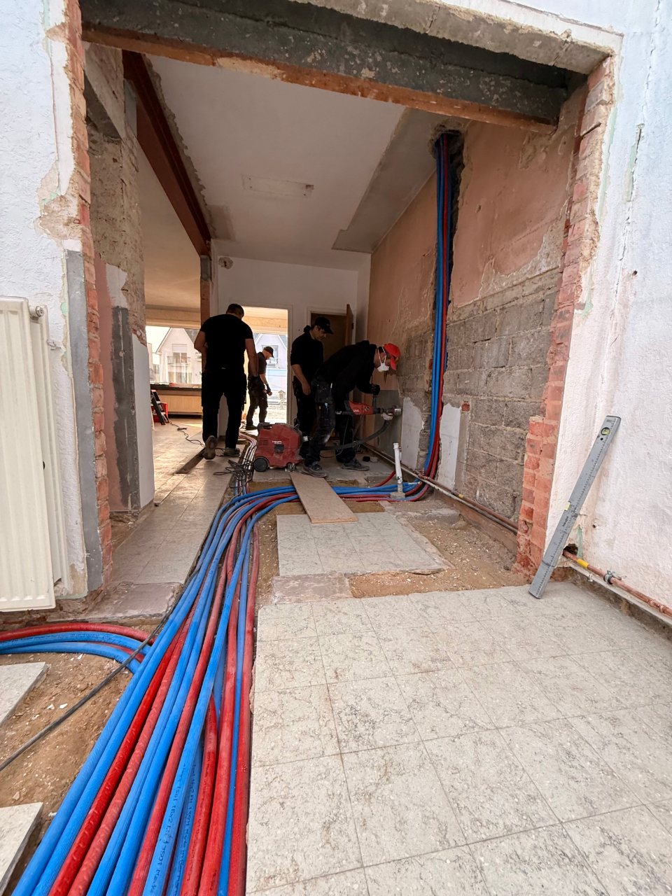 Nieuwe bekabeling tijdens het vernieuwen van de elektrische installatie in een oudere woning