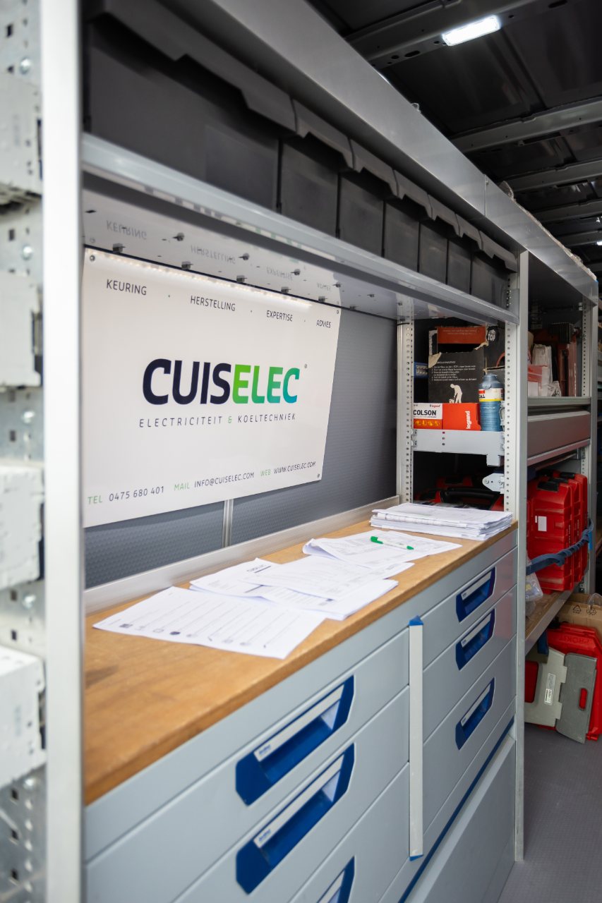 Technische documentatie en elektrische schema’s op de werkbank in een servicewagen van Cuiselec