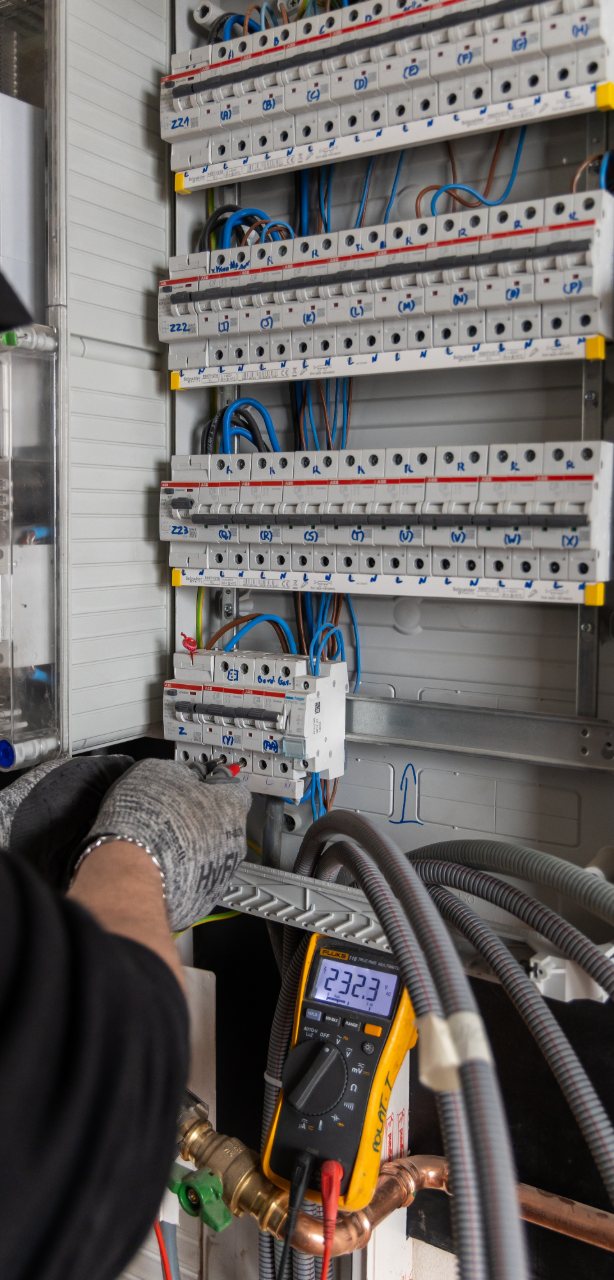 Elektricien van Cuiselec meet de kringen in een verdeelbord om een elektrisch schema op te maken
