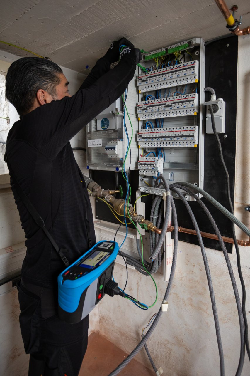 Elektricien van Cuiselec werkt aan een vernieuwd elektrisch verdeelbord